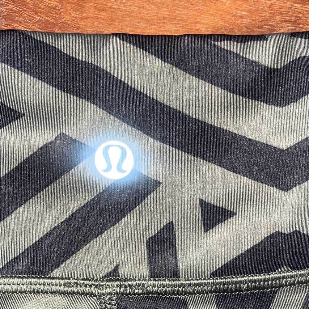 Geometric Patterned Lululemon Size 4 Cropped Legg… - image 2